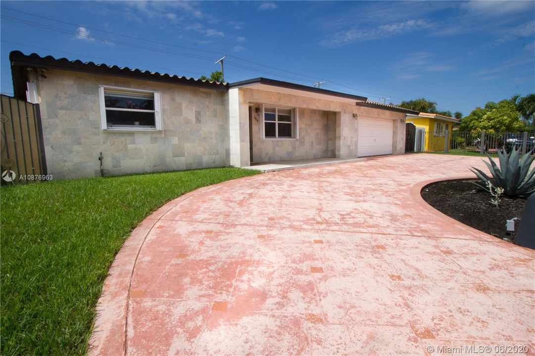 Large, circular driveway! 2016 Ekoroof!