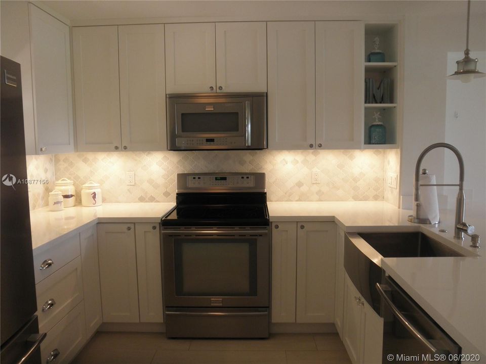 KITCHEN HAS MARBLE BACKSPLASH