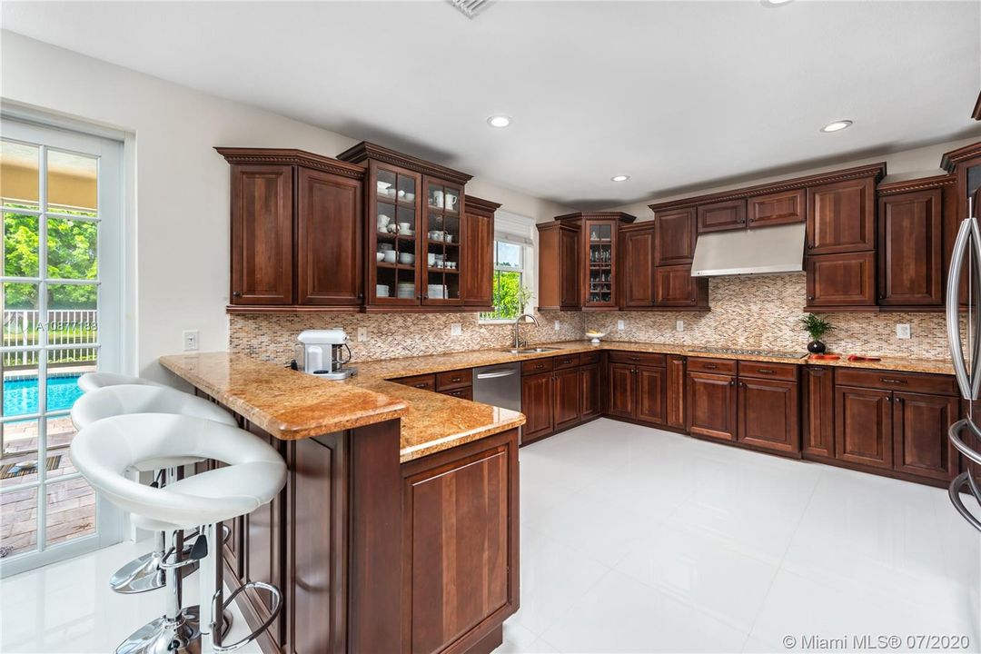 Недавно продано: $799,950 (6 спален, 4 ванн, 3888 Квадратных фут)