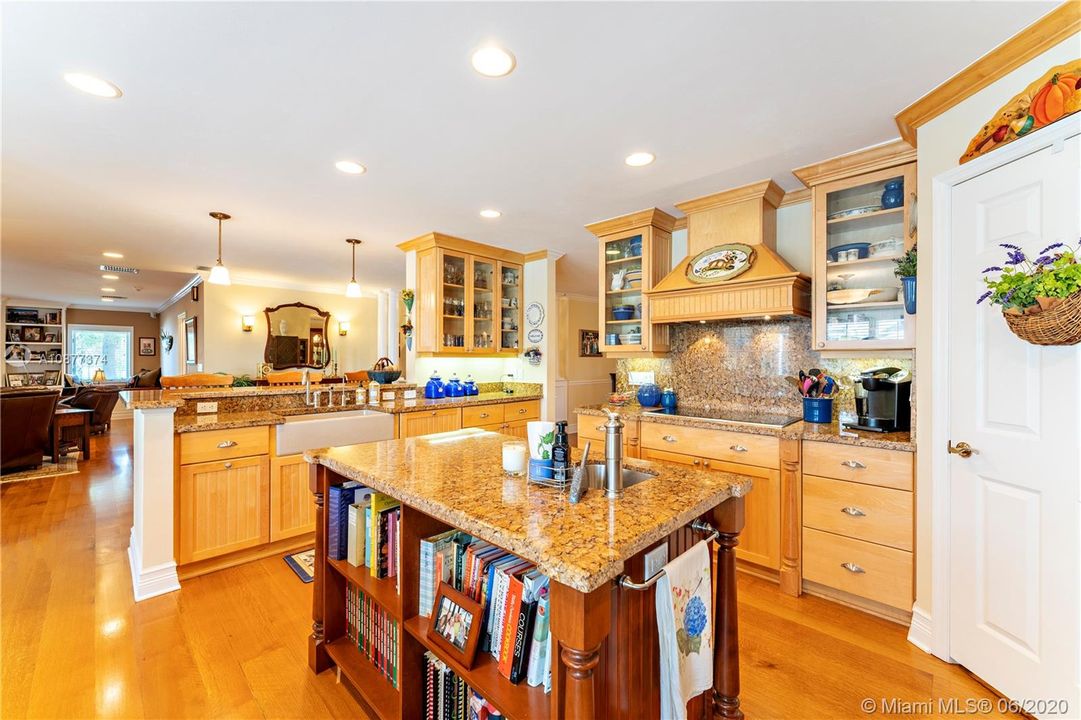 How much fun could you have entertaining in this kitchen?