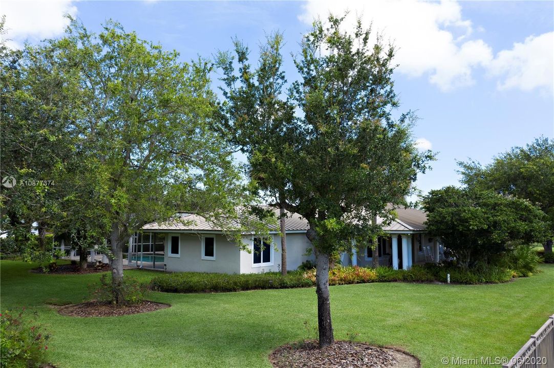 Vendido Recientemente: $695,000 (3 camas, 2 baños, 3330 Pies cuadrados)