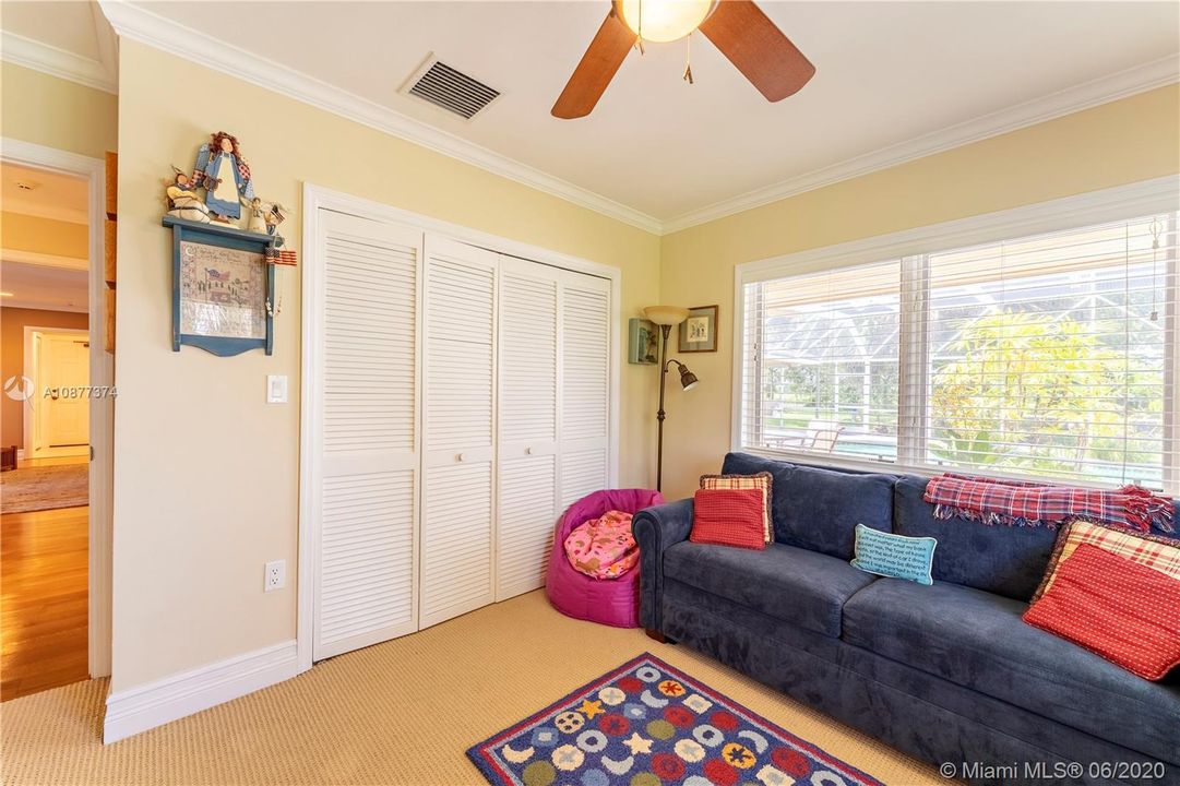 Vendido Recientemente: $695,000 (3 camas, 2 baños, 3330 Pies cuadrados)
