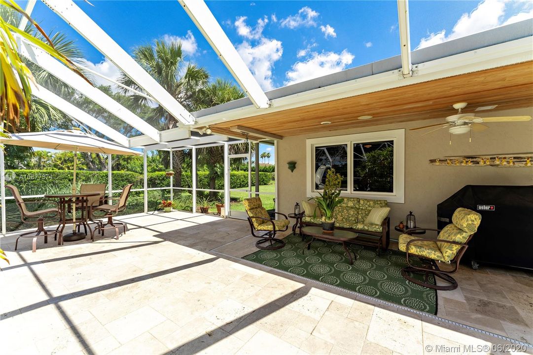 Vendido Recientemente: $695,000 (3 camas, 2 baños, 3330 Pies cuadrados)