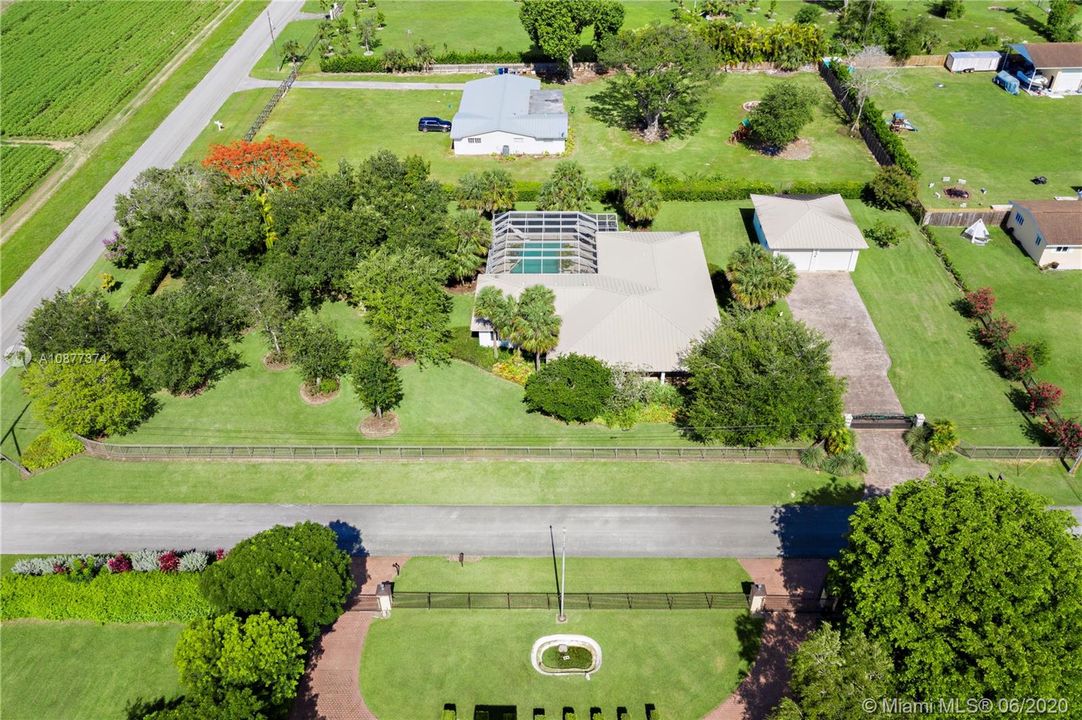 Vendido Recientemente: $695,000 (3 camas, 2 baños, 3330 Pies cuadrados)
