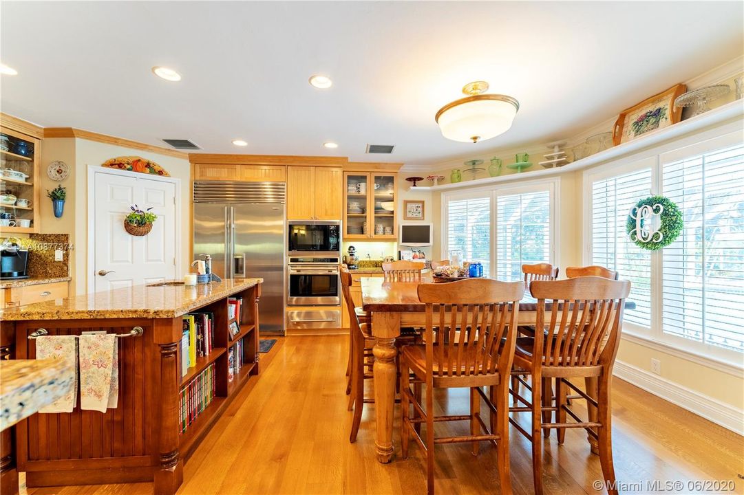 Vendido Recientemente: $695,000 (3 camas, 2 baños, 3330 Pies cuadrados)