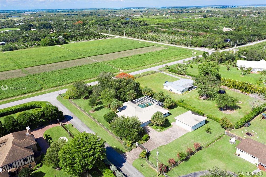 Vendido Recientemente: $695,000 (3 camas, 2 baños, 3330 Pies cuadrados)
