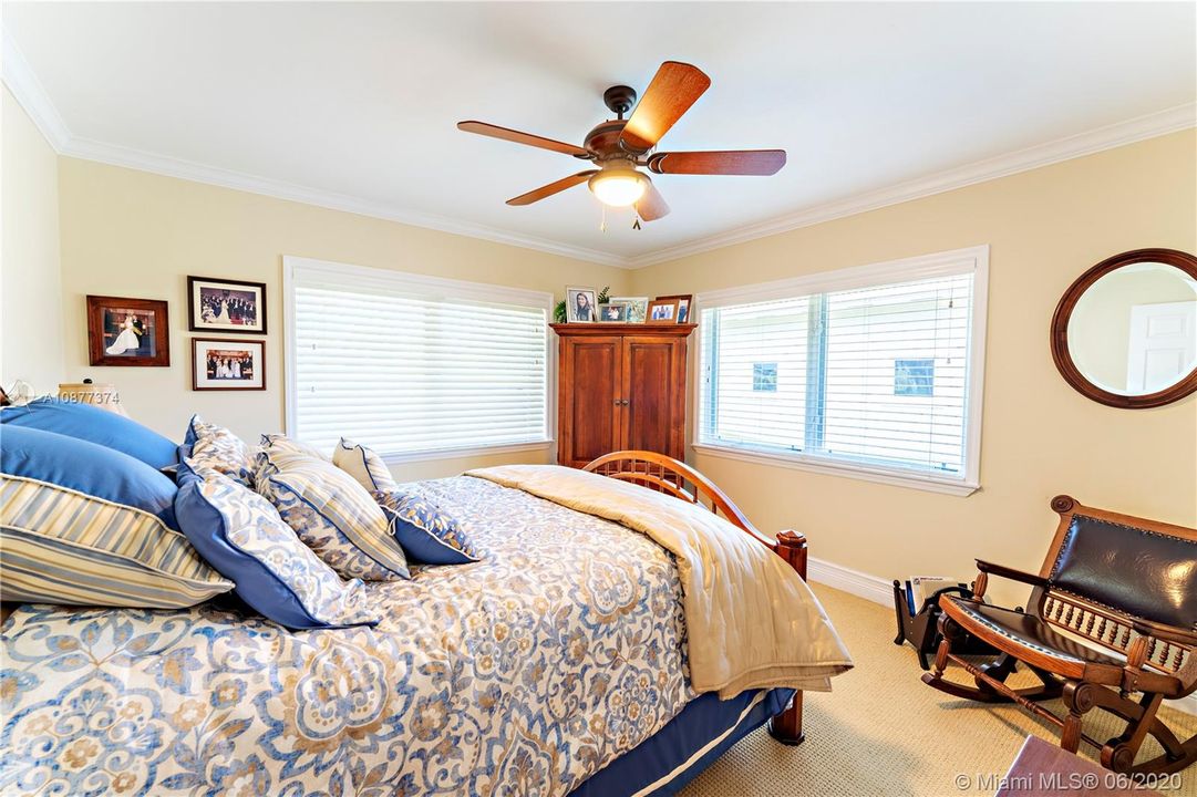 Vendido Recientemente: $695,000 (3 camas, 2 baños, 3330 Pies cuadrados)