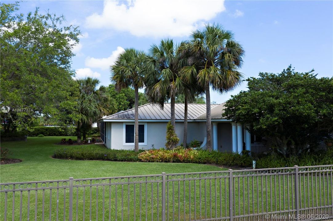 Vendido Recientemente: $695,000 (3 camas, 2 baños, 3330 Pies cuadrados)