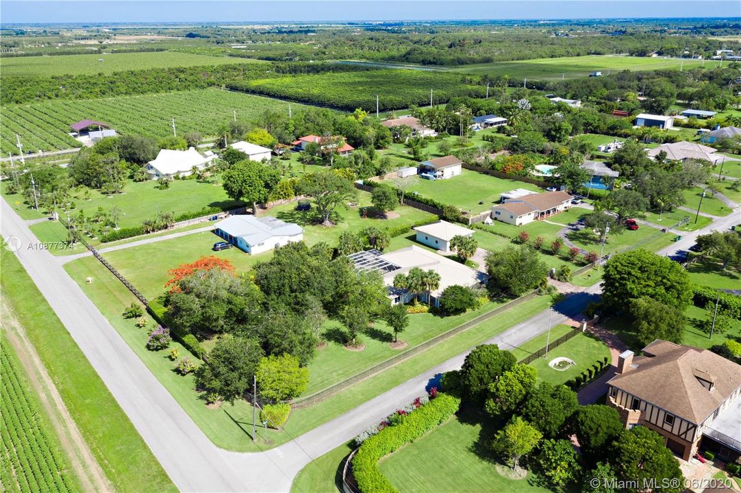 Vendido Recientemente: $695,000 (3 camas, 2 baños, 3330 Pies cuadrados)