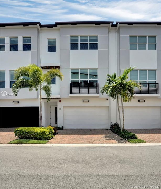 Recently Sold: $639,000 (3 beds, 2 baths, 2152 Square Feet)