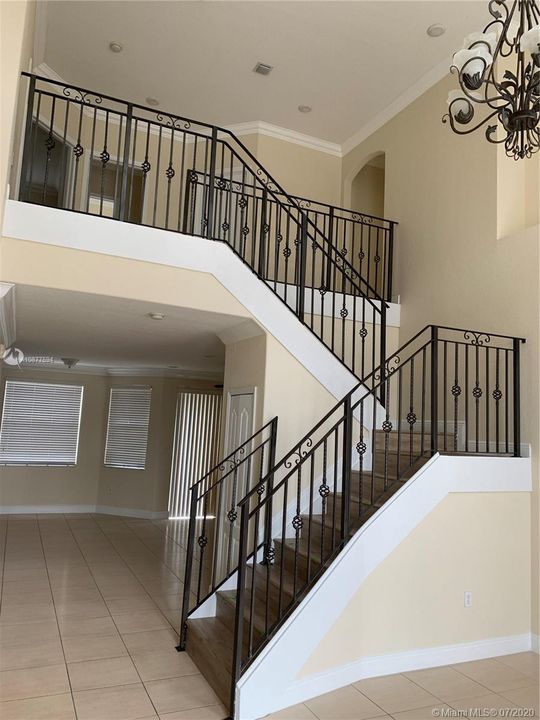 Recently Rented: $2,975 (5 beds, 3 baths, 2917 Square Feet)