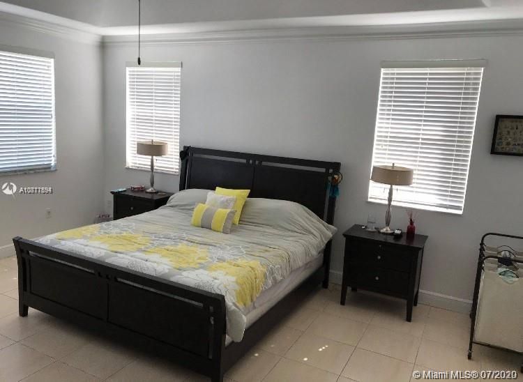 Recently Rented: $2,975 (5 beds, 3 baths, 2917 Square Feet)
