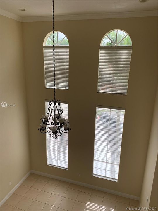 Recently Rented: $2,975 (5 beds, 3 baths, 2917 Square Feet)