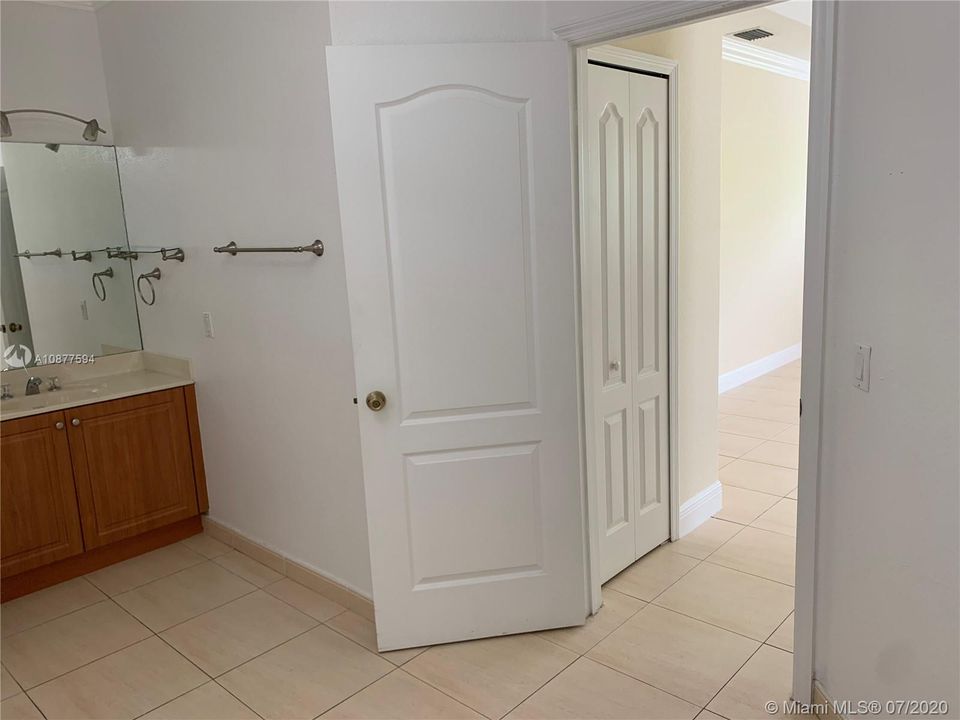 Recently Rented: $2,975 (5 beds, 3 baths, 2917 Square Feet)