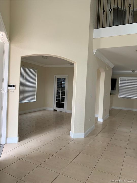 Recently Rented: $2,975 (5 beds, 3 baths, 2917 Square Feet)