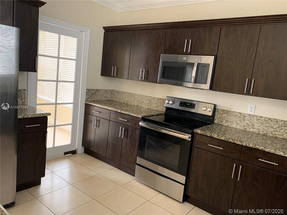 Recently Rented: $2,975 (5 beds, 3 baths, 2917 Square Feet)