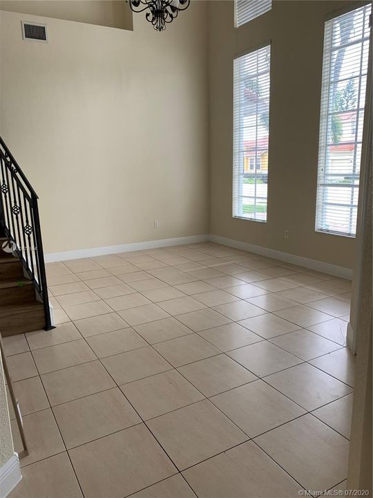 Recently Rented: $2,975 (5 beds, 3 baths, 2917 Square Feet)
