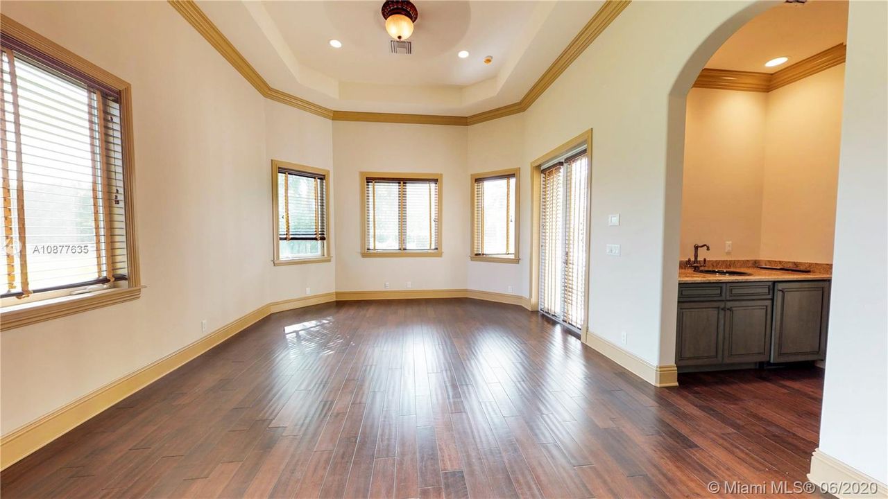 Vendido Recientemente: $2,999,000 (6 camas, 7 baños, 6913 Pies cuadrados)