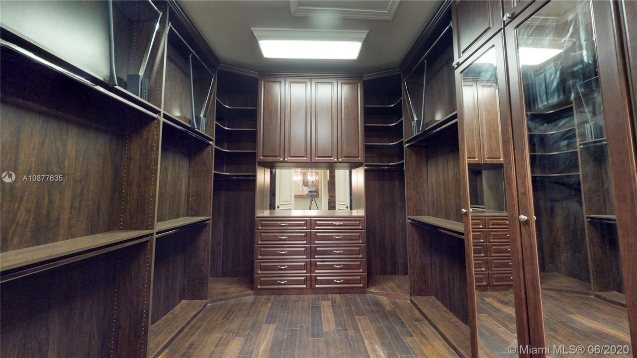 Vendido Recientemente: $2,999,000 (6 camas, 7 baños, 6913 Pies cuadrados)