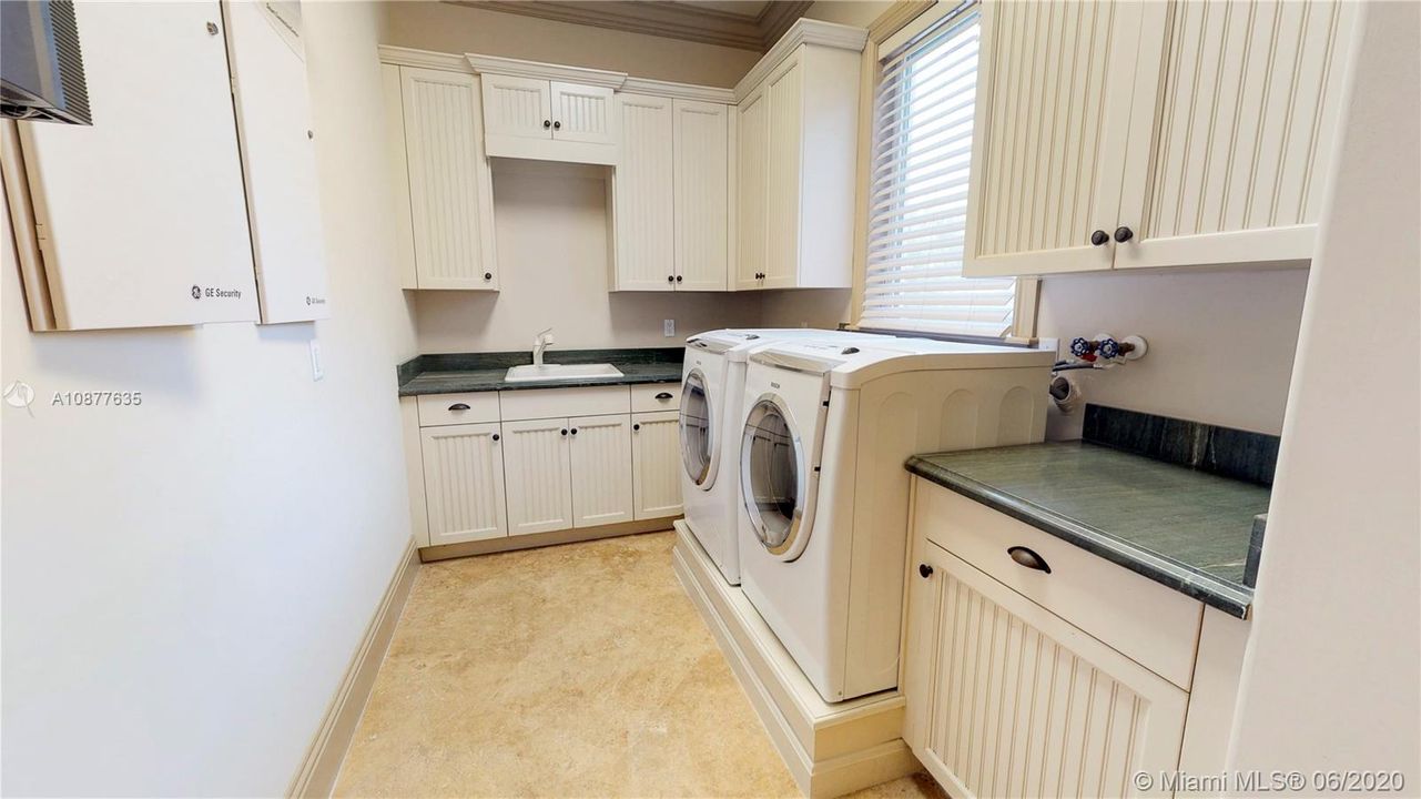 Vendido Recientemente: $2,999,000 (6 camas, 7 baños, 6913 Pies cuadrados)