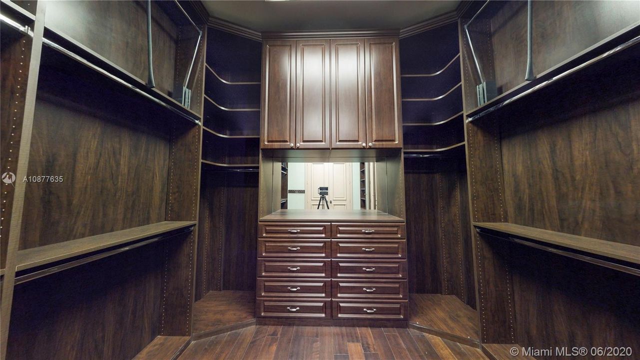 Vendido Recientemente: $2,999,000 (6 camas, 7 baños, 6913 Pies cuadrados)
