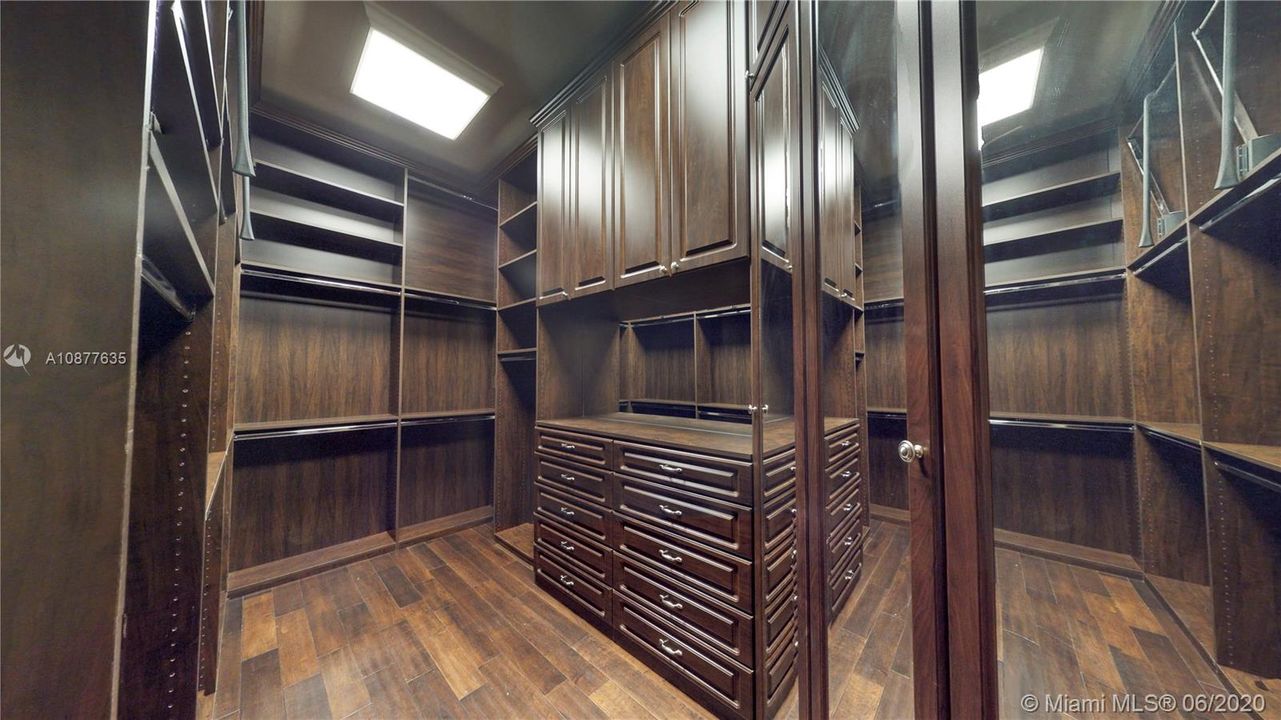 Vendido Recientemente: $2,999,000 (6 camas, 7 baños, 6913 Pies cuadrados)