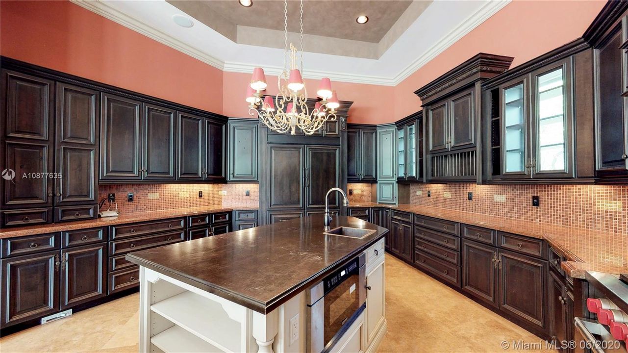 Vendido Recientemente: $2,999,000 (6 camas, 7 baños, 6913 Pies cuadrados)