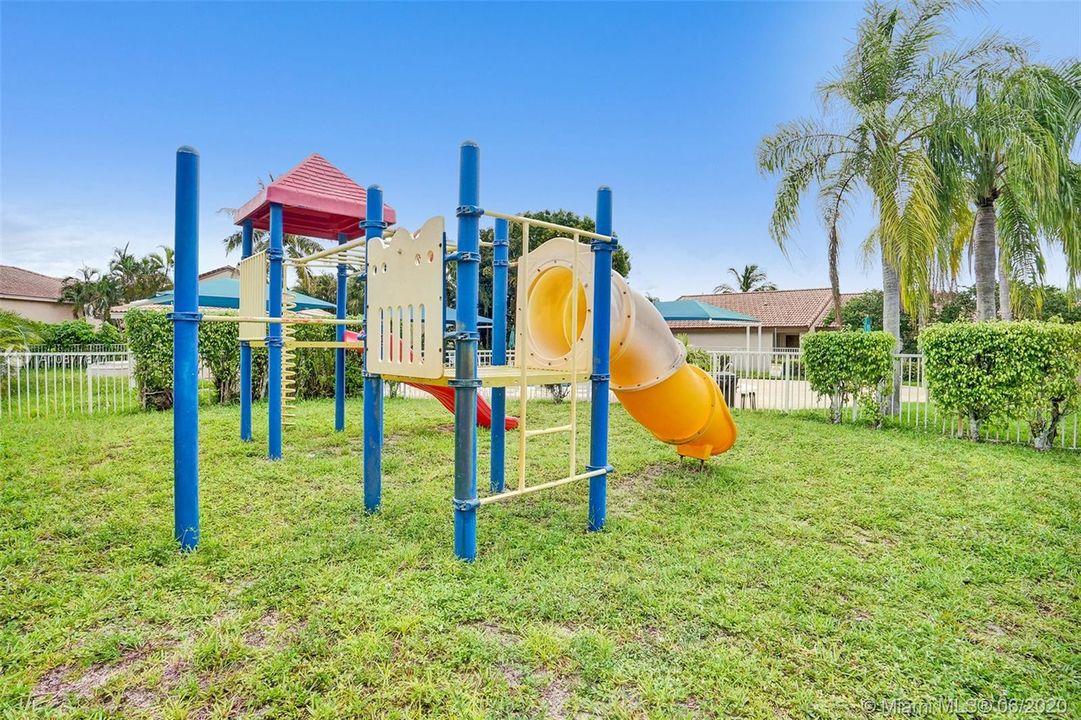 Recently Rented: $2,750 (3 beds, 2 baths, 1660 Square Feet)