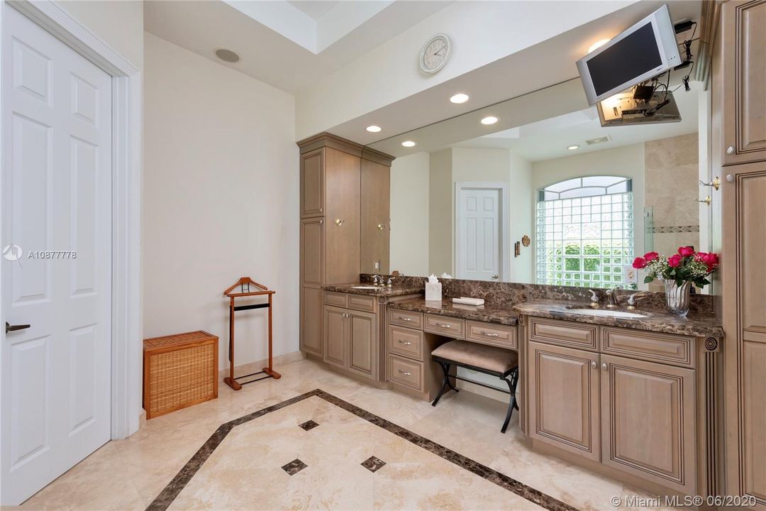 Vendido Recientemente: $939,000 (4 camas, 4 baños, 4080 Pies cuadrados)