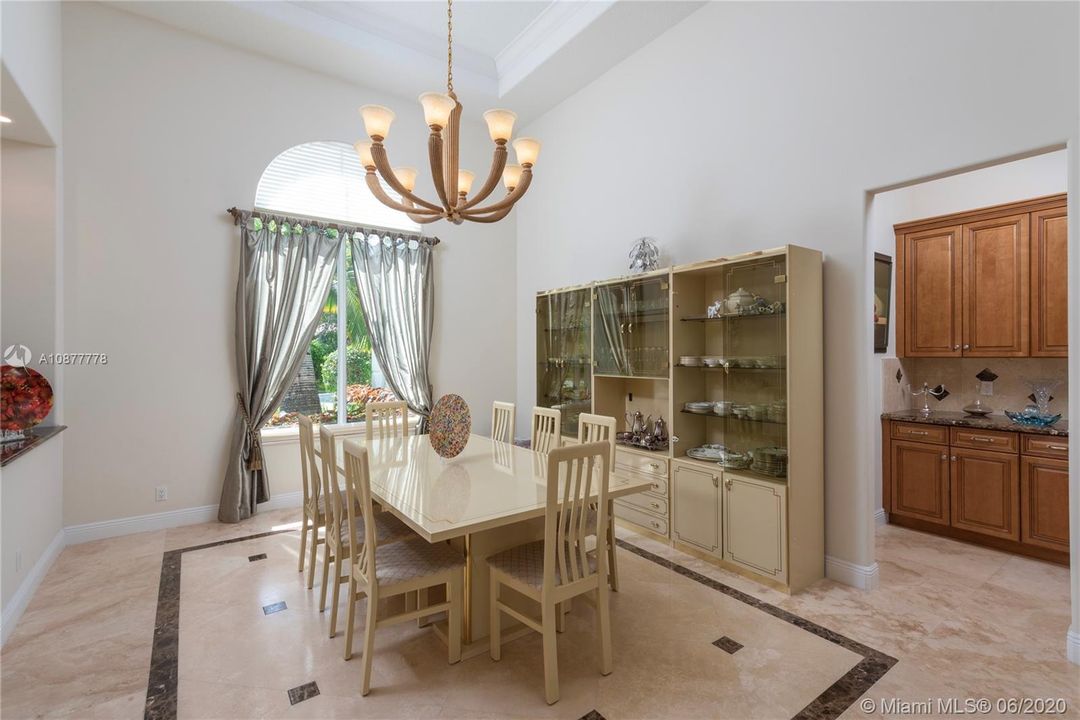 Vendido Recientemente: $939,000 (4 camas, 4 baños, 4080 Pies cuadrados)