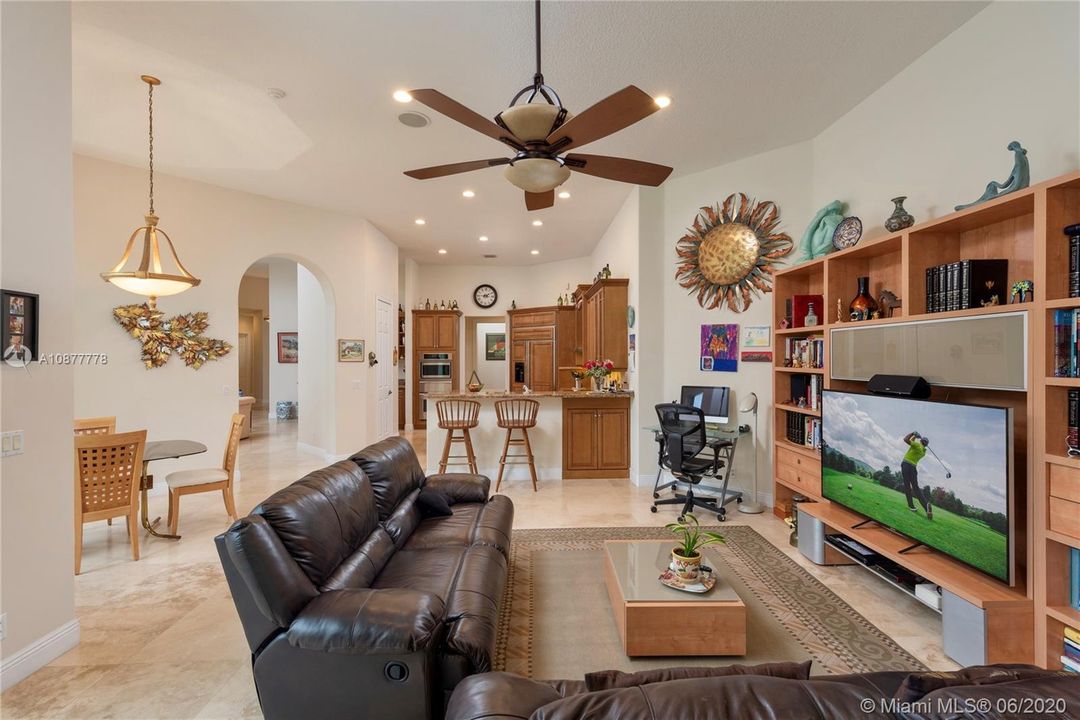 Vendido Recientemente: $939,000 (4 camas, 4 baños, 4080 Pies cuadrados)
