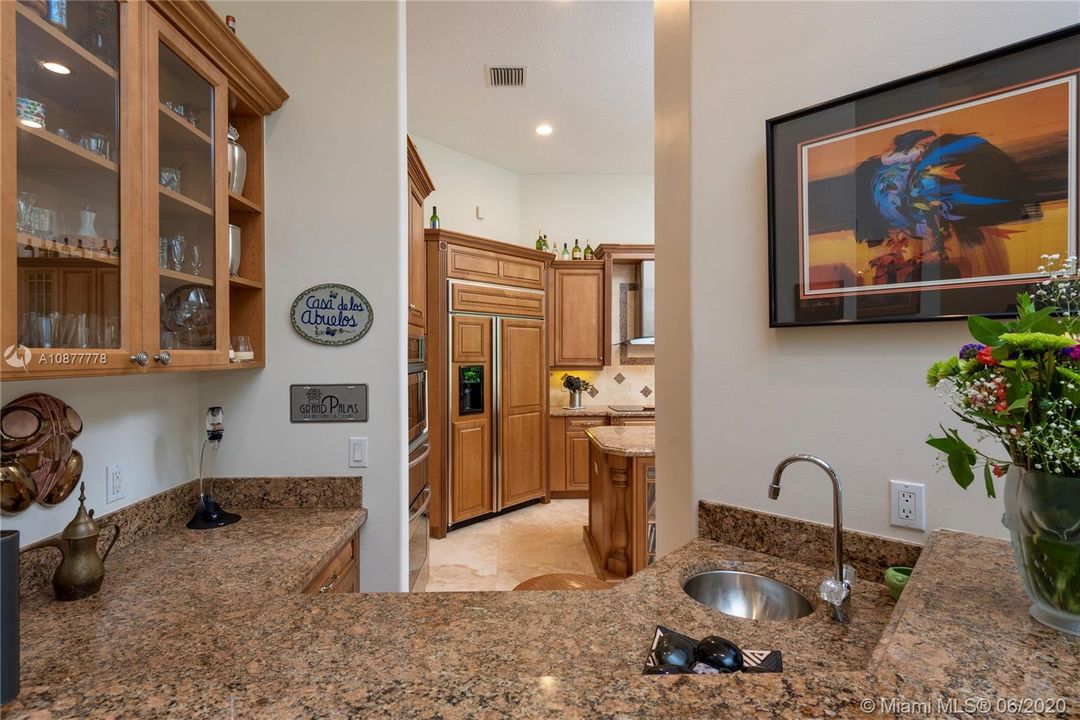 Vendido Recientemente: $939,000 (4 camas, 4 baños, 4080 Pies cuadrados)