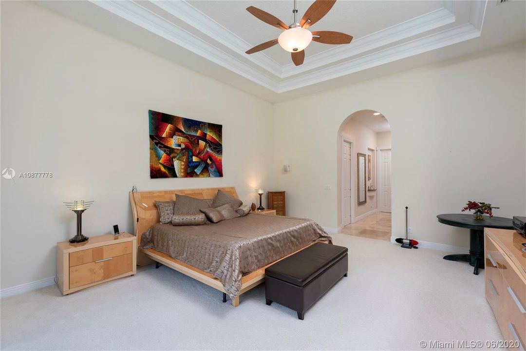 Vendido Recientemente: $939,000 (4 camas, 4 baños, 4080 Pies cuadrados)