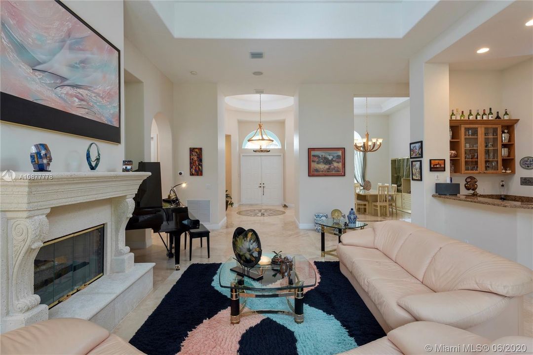 Vendido Recientemente: $939,000 (4 camas, 4 baños, 4080 Pies cuadrados)