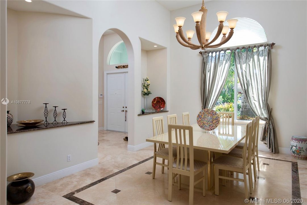 Vendido Recientemente: $939,000 (4 camas, 4 baños, 4080 Pies cuadrados)