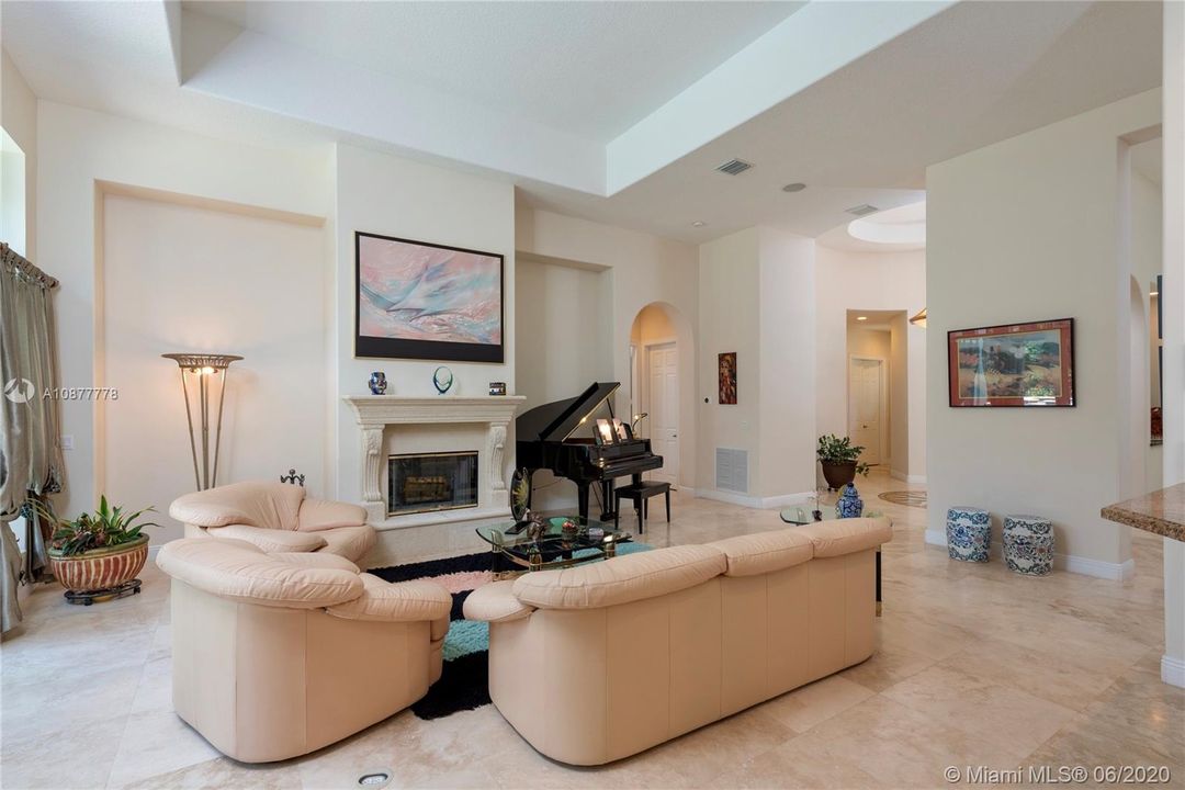 Vendido Recientemente: $939,000 (4 camas, 4 baños, 4080 Pies cuadrados)