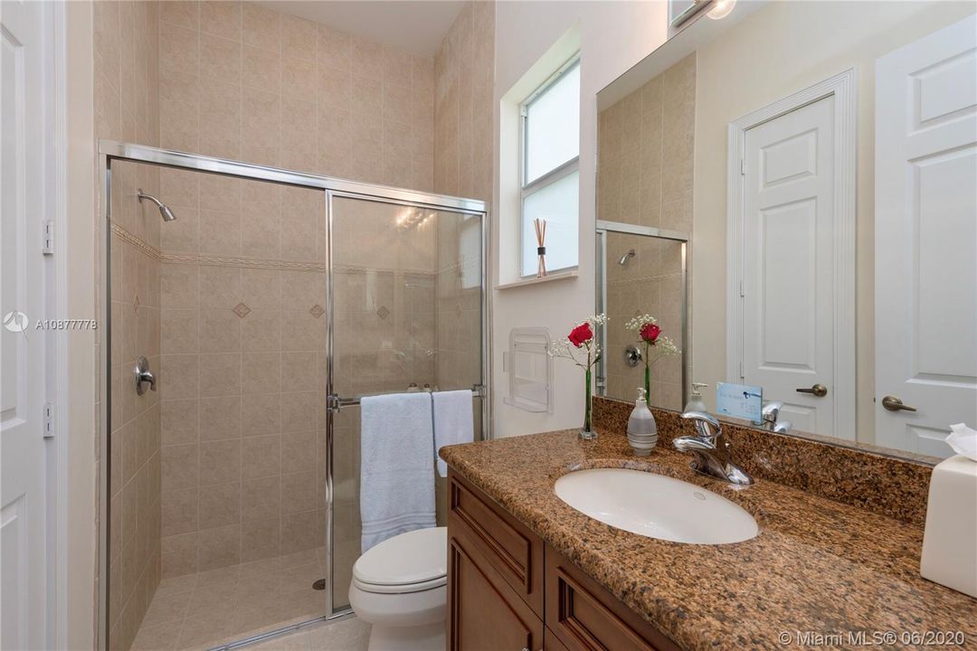 Vendido Recientemente: $939,000 (4 camas, 4 baños, 4080 Pies cuadrados)