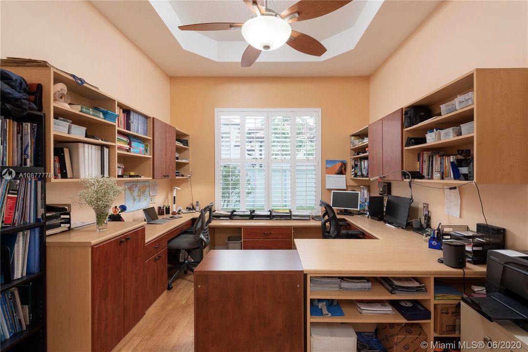 Vendido Recientemente: $939,000 (4 camas, 4 baños, 4080 Pies cuadrados)