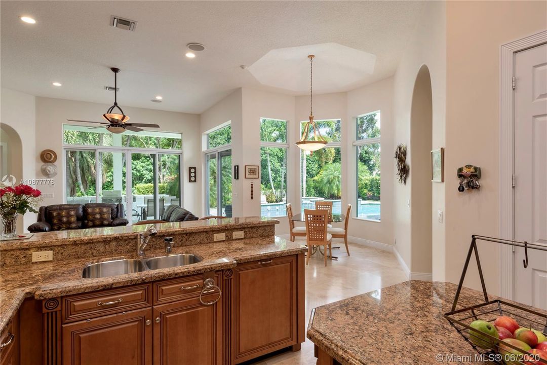 Vendido Recientemente: $939,000 (4 camas, 4 baños, 4080 Pies cuadrados)