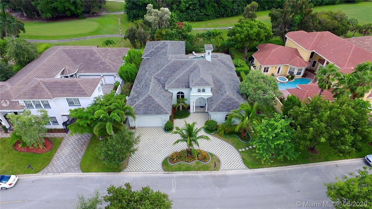Vendido Recientemente: $939,000 (4 camas, 4 baños, 4080 Pies cuadrados)