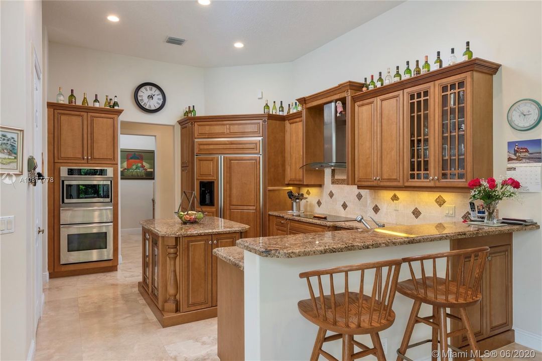 Vendido Recientemente: $939,000 (4 camas, 4 baños, 4080 Pies cuadrados)