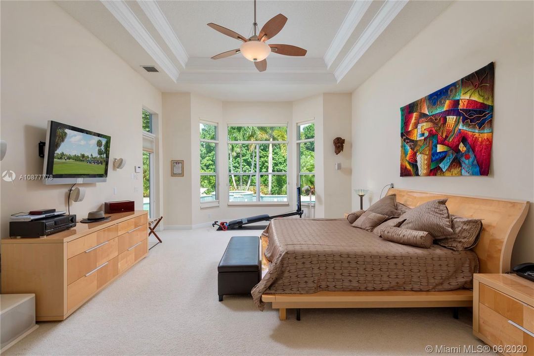 Vendido Recientemente: $939,000 (4 camas, 4 baños, 4080 Pies cuadrados)