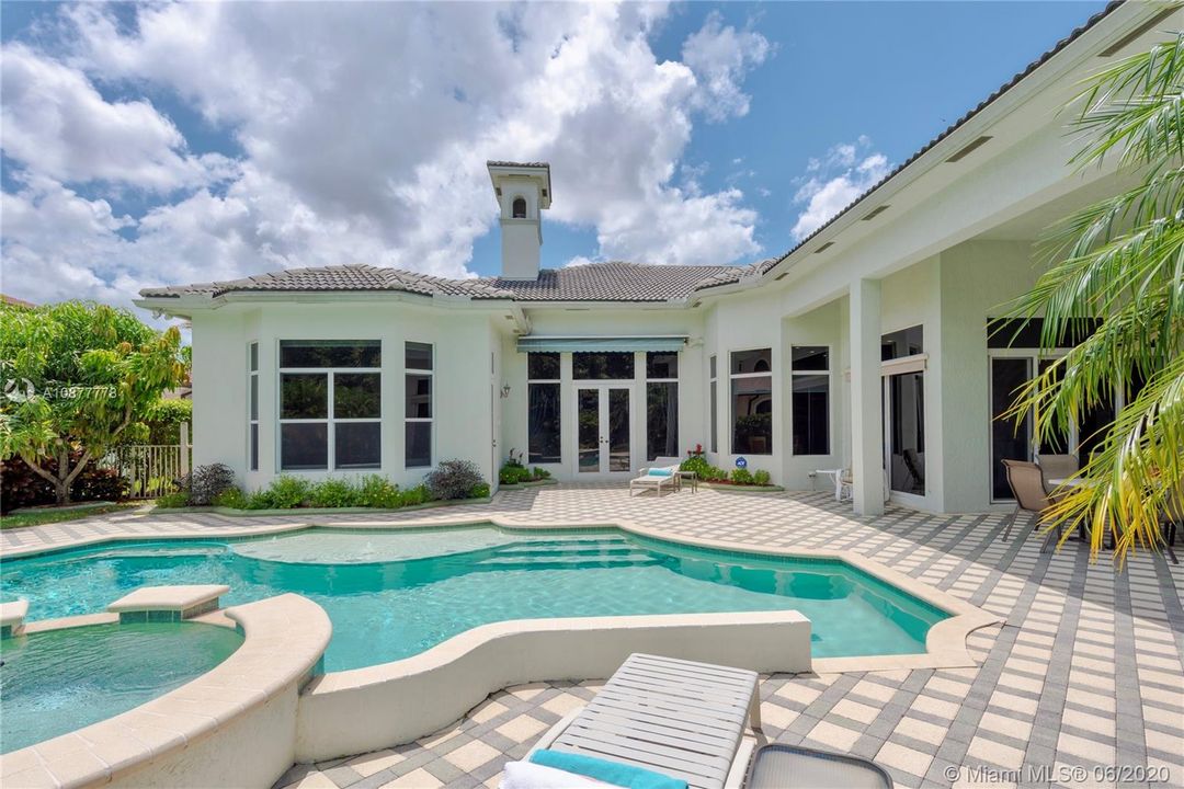 Vendido Recientemente: $939,000 (4 camas, 4 baños, 4080 Pies cuadrados)