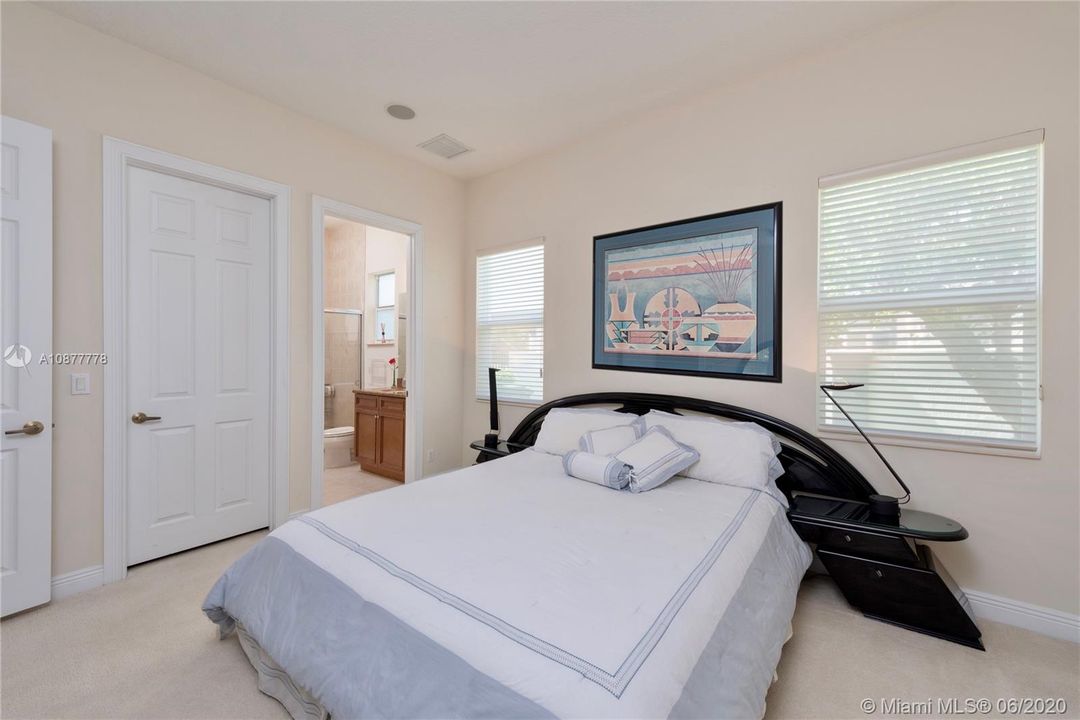 Vendido Recientemente: $939,000 (4 camas, 4 baños, 4080 Pies cuadrados)
