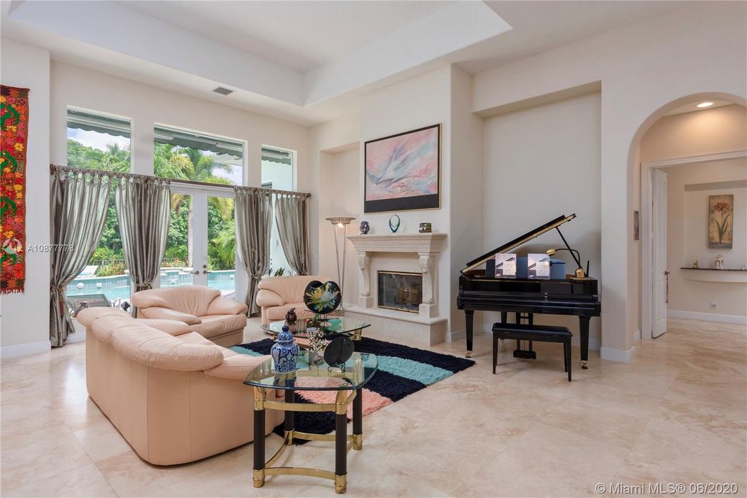 Vendido Recientemente: $939,000 (4 camas, 4 baños, 4080 Pies cuadrados)