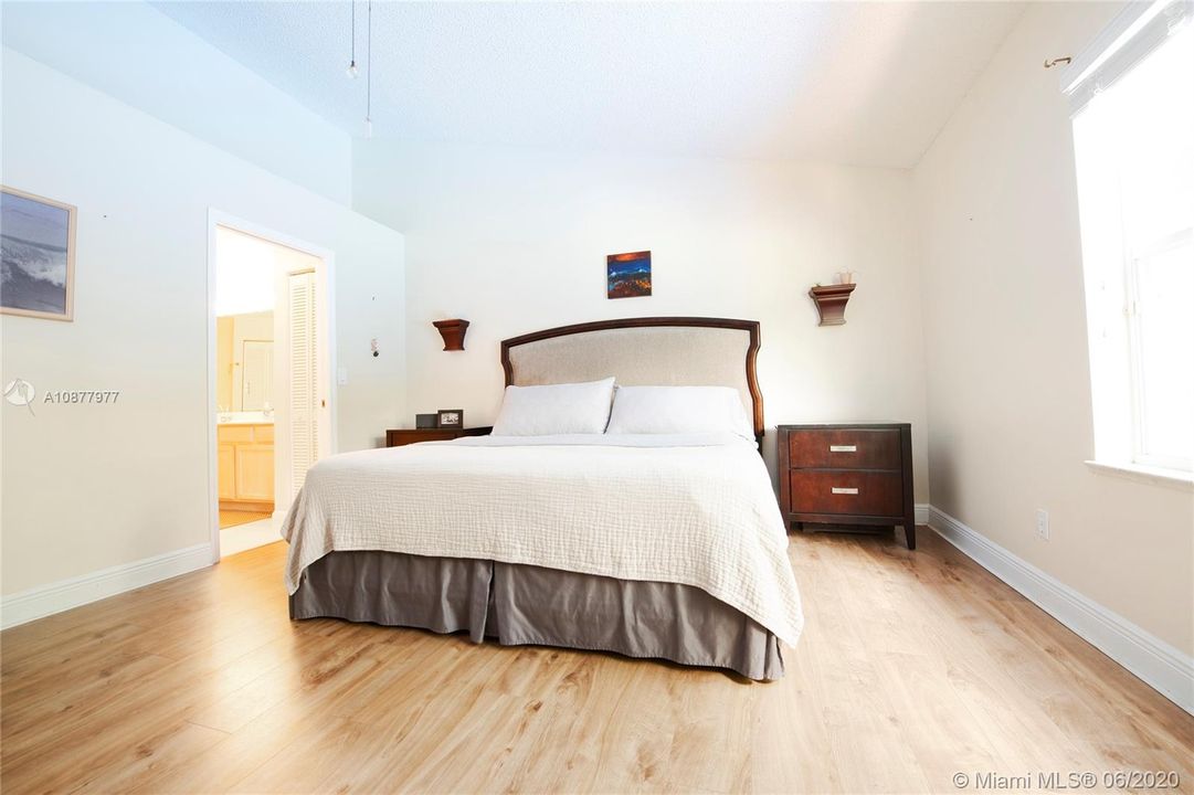 Recently Sold: $344,999 (3 beds, 2 baths, 1888 Square Feet)