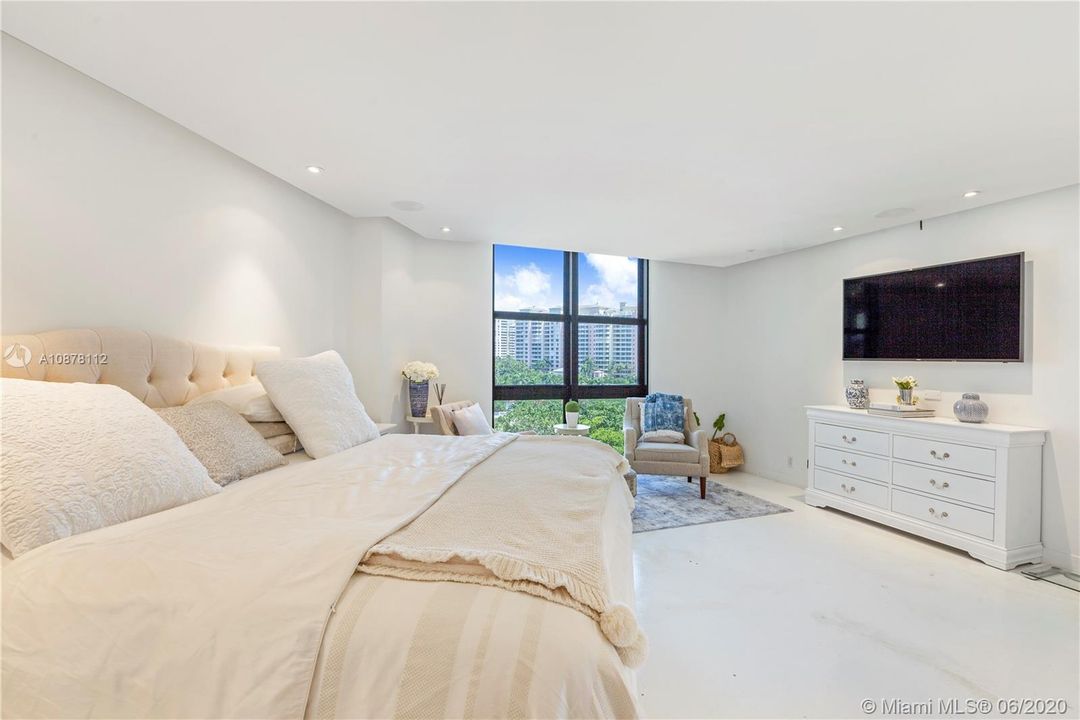 Recently Sold: $425,000 (1 beds, 1 baths, 1114 Square Feet)