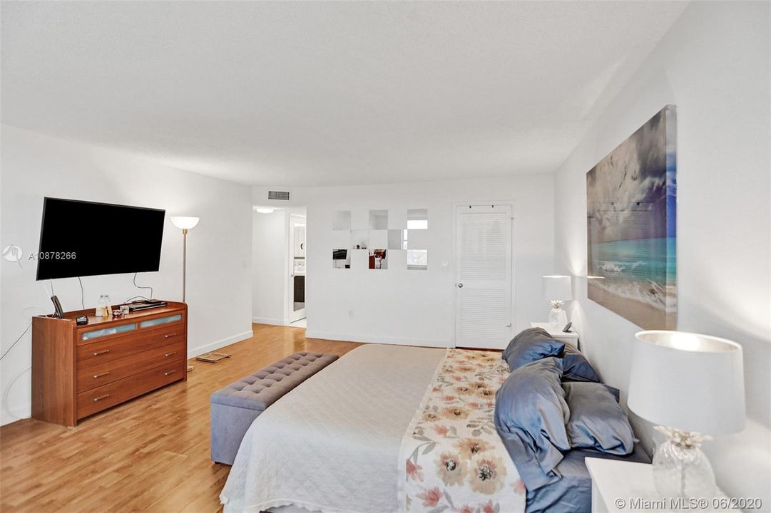 Recently Sold: $367,000 (2 beds, 2 baths, 1484 Square Feet)