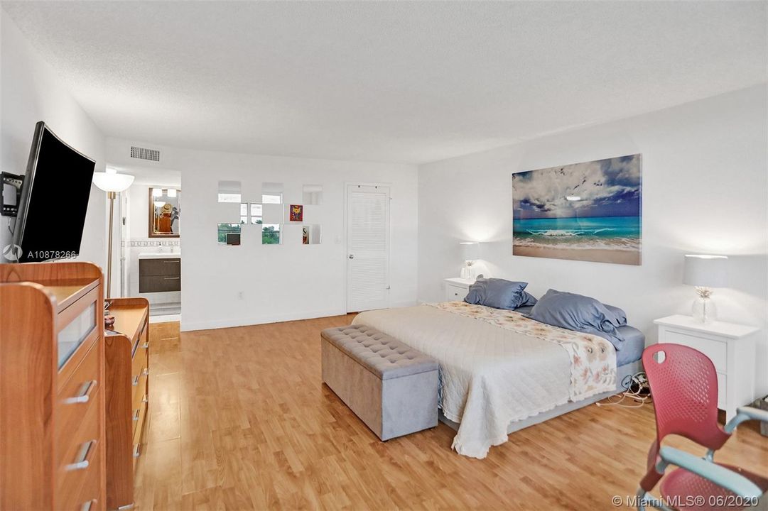 Recently Sold: $367,000 (2 beds, 2 baths, 1484 Square Feet)