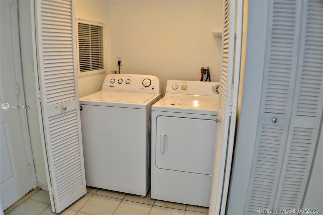 Vendido Recientemente: $574,900 (2 camas, 2 baños, 1230 Pies cuadrados)